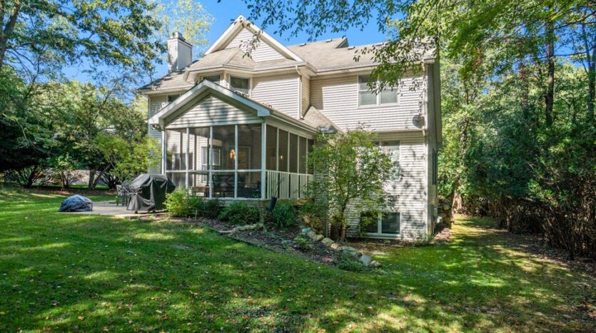 large Richland home with screened in porch