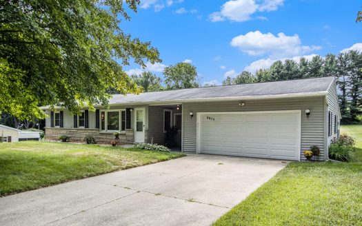 Galesburg country home on 1 acre